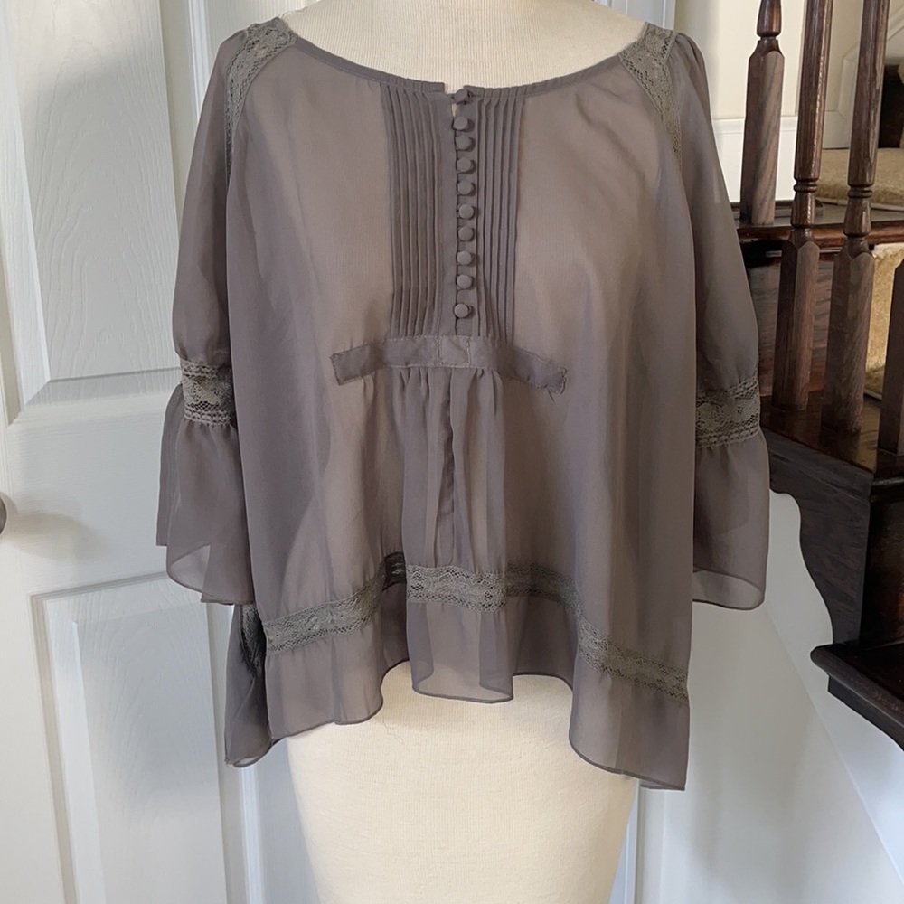 Pretty! Sheer kimono top grey lace ruffle sleeve